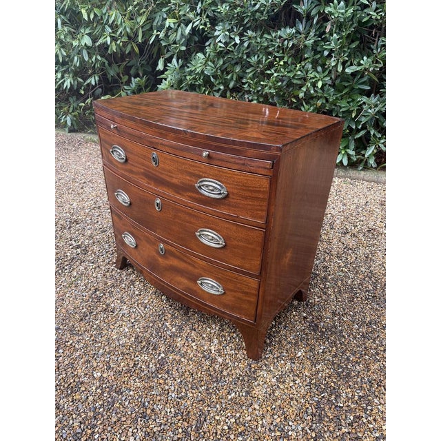 Georgian Mahogany Bow-Fronted Chest of Drawers, 1820s, in Good conditions. Designed before 1890 This piece is attributed...