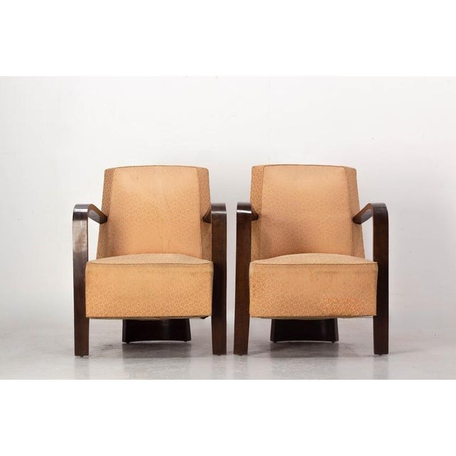 A pair of Art Deco armchairs dating from the 1930s. Their structure features the geometric lines characteristic of this...