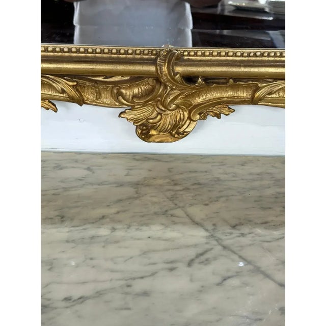 19th Century French Louis XV Carved and Giltwood Mirror With Crest For Sale - Image 4 of 18