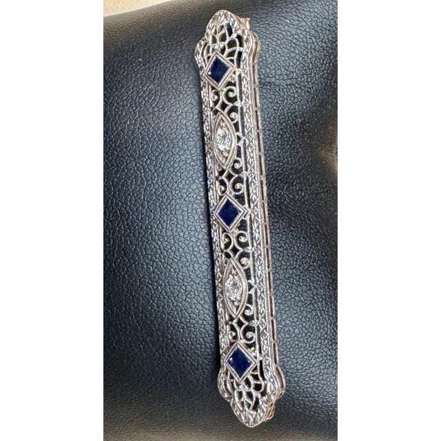 Estate Art Deco Diamond & Sapphire Platinum 4.7 Gm Pin / Broach vs Quality For Sale - Image 4 of 8