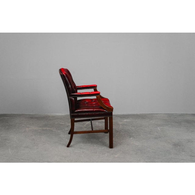 Item: Armchair Period & Style: English style - second half of the 20th century Features: - Stylish and comfortable piece...