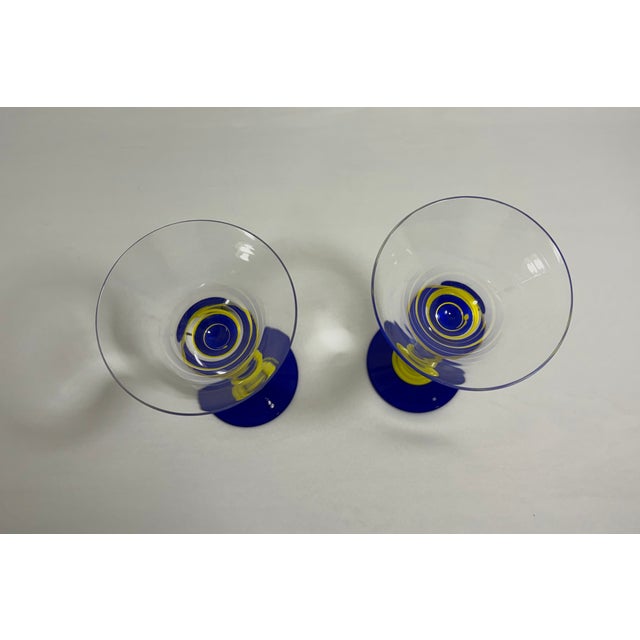 1990s Pair of Signed Shafaq Malik Postmodern Art Glass Martini Glasses – Cobalt Blue & Yellow For Sale - Image 5 of 6