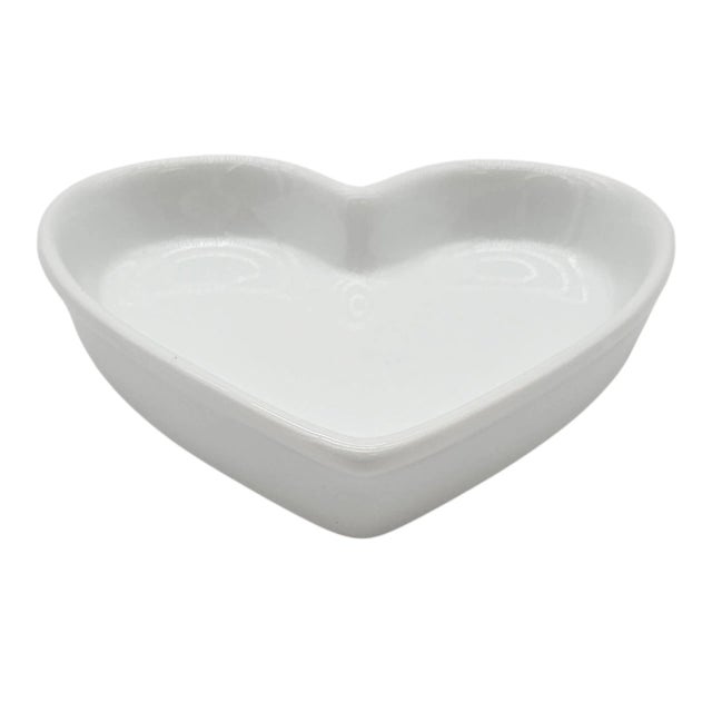A timeless expression of minimalist design, this set of four heart-shaped porcelain ramekins by BIA Cordon Bleu captures...