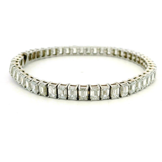 1990s 1990s 18k White Gold 16.32 Carat Emerald Cut Diamond Tennis Bracelet For Sale - Image 5 of 11