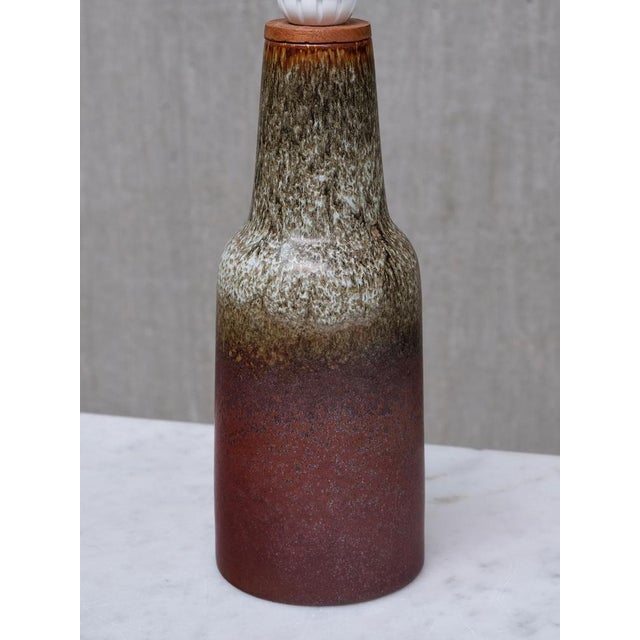 Mid-Century Modern Earth-Toned Glazed Ceramic Table Lamp by Sven Wejsfelt for Gustavsberg, Sweden, 1960s For Sale - Image 3 of 11