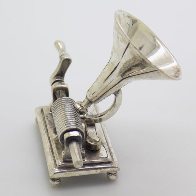 Italian Vintage Italian Handmade Genuine Sterling Silver Hand-Crank Gramophone Figurine, Made in Arezzo (Tuscany) by Medusa-Oro Silversmith For Sale - Image 3 of 11