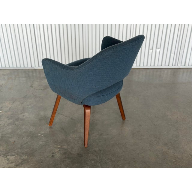 Knoll 1950s Eero Saarinen for Knoll Executive Armchair With Wood Legs - All Original - Blue For Sale - Image 4 of 9