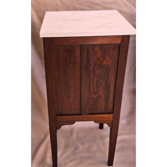 1910s Pair of English Mahogany Nightstands With Carved Floral Doors & Stone Tops For Sale - Image 14 of 18