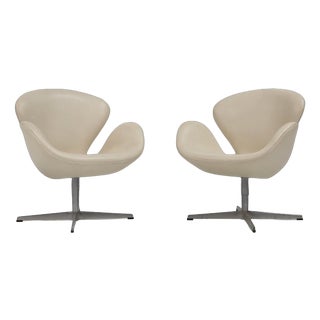 Leather Swan Chairs by Arne Jacobsen for Fritz Hansen, 2006, Set of 2 For Sale