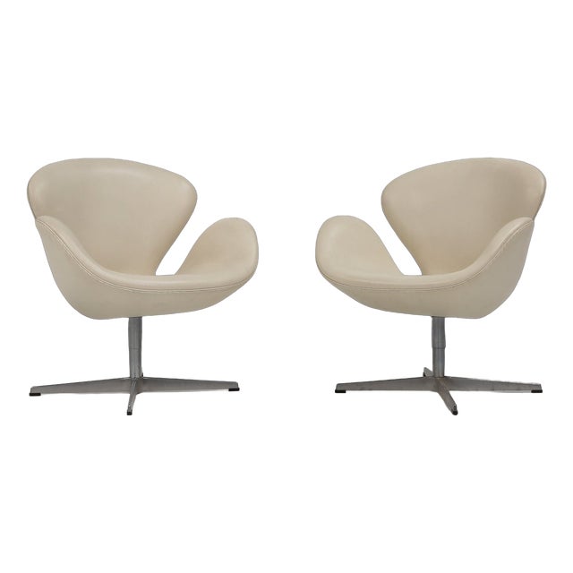 Leather Swan Chairs by Arne Jacobsen for Fritz Hansen, 2006, Set of 2 For Sale