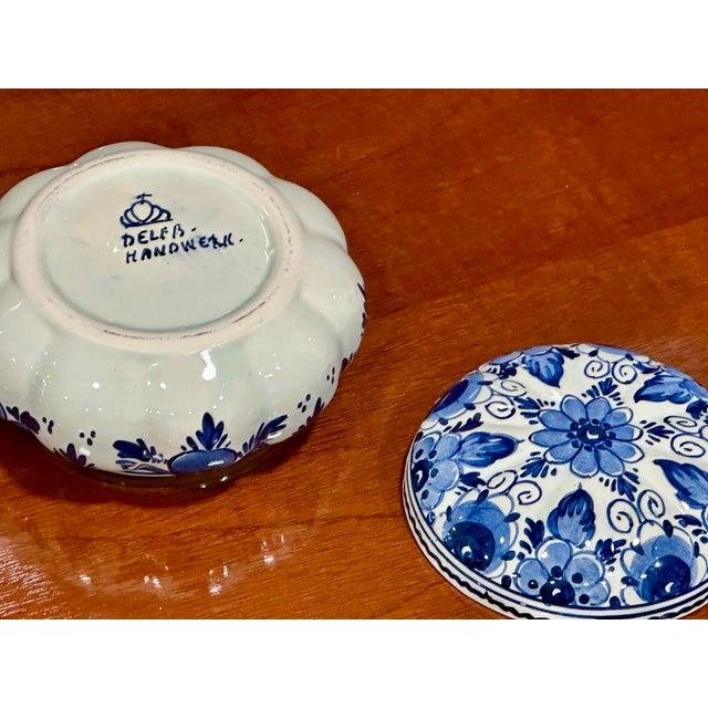 Blue Mid 20th Century Dutch Delft Blue & White Hand-Painted Covered Trinket Box For Sale - Image 8 of 9