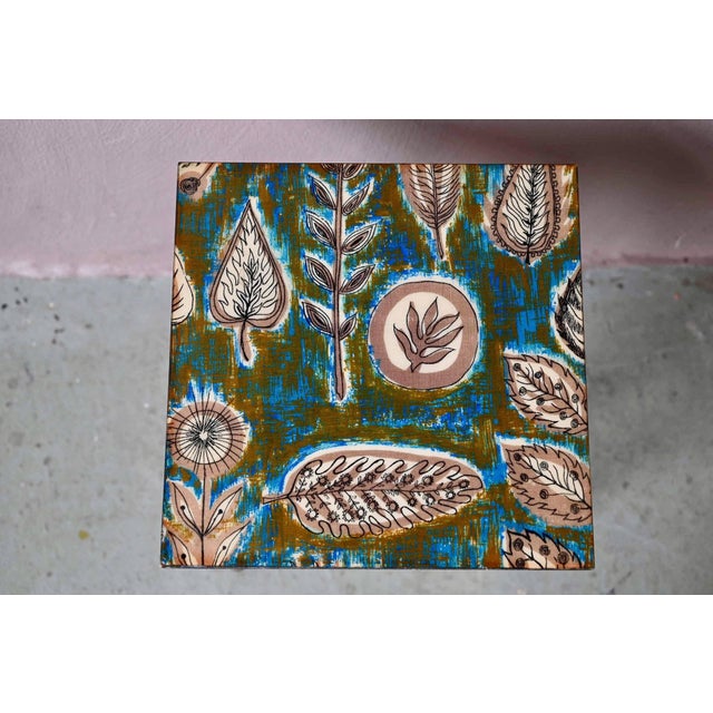 Charming and full of character, this plant stand transports us directly to the graphic style of the 1970s. Its top is...