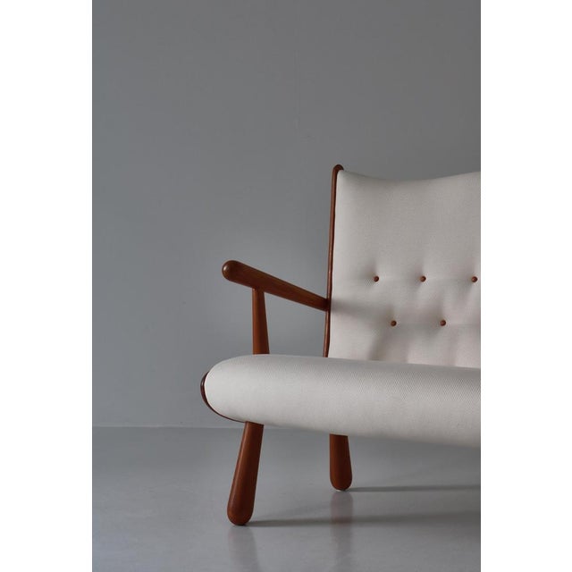 Svenskt Tenn Swedish Cabinetmaker Sofa in Pinewood & White Vägen Linen for Svenskt Tenn, 1940s For Sale - Image 4 of 18