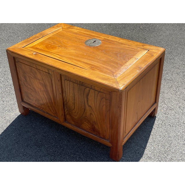 Chinese Mid 20th Century Vintage Beechwood Chinese Lidded Storage Chest For Sale - Image 3 of 9