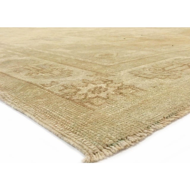 Discover the origins of oriental rug weaving with this Vintage Turkish Oushak Rug. Handcrafted in the Oushak region of...