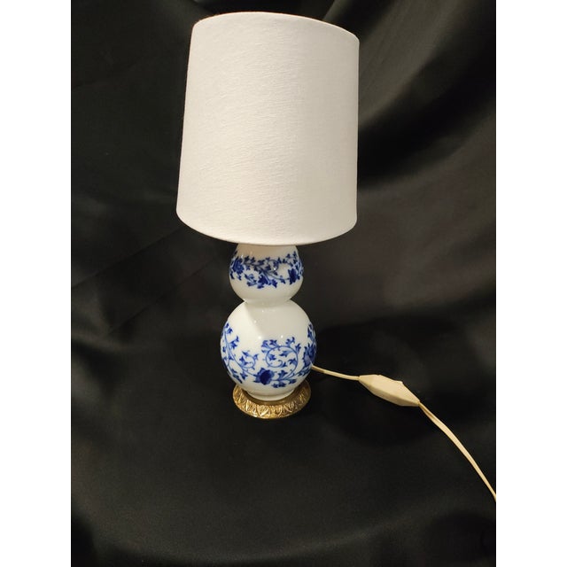 White Mid 20th Century Chinoiserie Blue & White Double Gourd Porcelain Lamps on Gilt Lotus Bases - a Pair For Sale - Image 8 of 8