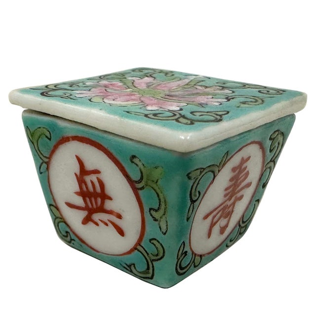 Antique Chinese Porcelain Condiment Set With 4 Matching Mother of Pearl Spoons For Sale - Image 4 of 11