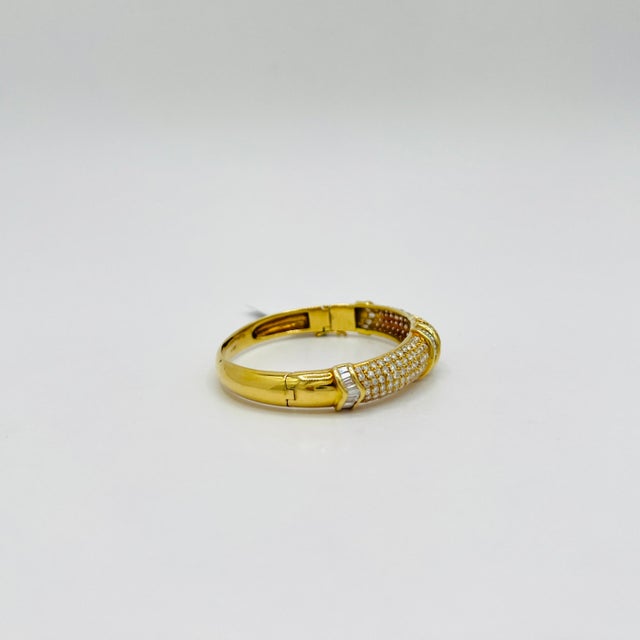 White Diamond Round and Baguette Bangle in 18k Yellow Gold For Sale - Image 4 of 5