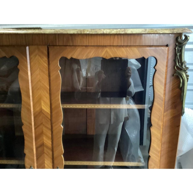 1920s Elegant French Satinwood Bookcase/Display Cabinet For Sale - Image 5 of 10