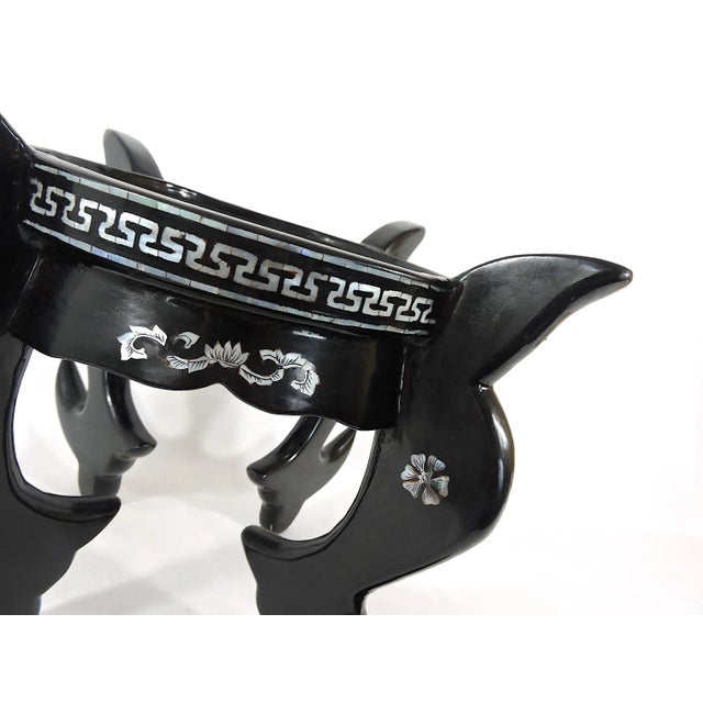 Mid 20th Century Vintage Black Lacquer and Inlaid Mother of Pearl Vase Display Stand or Pedestal 7.25” (Asian) For Sale - Image 5 of 7