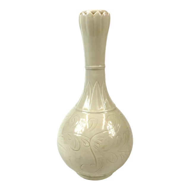 Late 20th Century Chinese Song-Dynasty Style White Lotus Top Vase For Sale