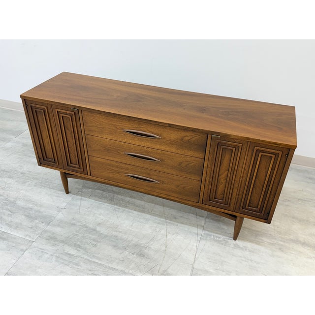 Broyhill Sculptra Mid-Century Modern Walnut Credenza Lower Height / Tv Stand For Sale - Image 11 of 11
