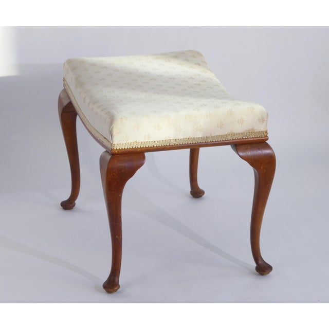 Antique Queen Ann Ottoman with Rectangular Wooden Cabriole Legs and White Upholstery, 1920s For Sale - Image 9 of 12
