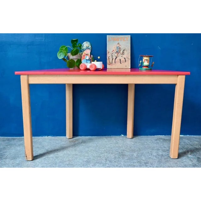 The shape of its tray is as original and sparkling as its color! This school service is a nice vintage piece of furniture...