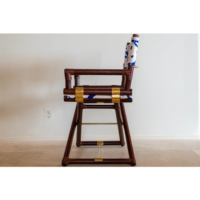 John and Elinor McGuire 1970s McGuire Director’s X-Chair in Textured Off-White and Colbalt For Sale - Image 4 of 11