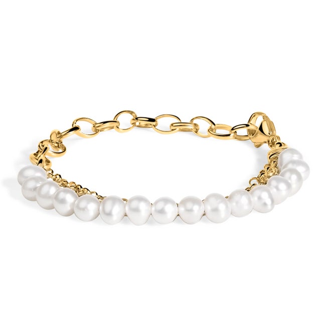 Draped in the luminous warmth of 18K yellow gold vermeil, this sterling silver bracelet is a masterpiece of elegance and...