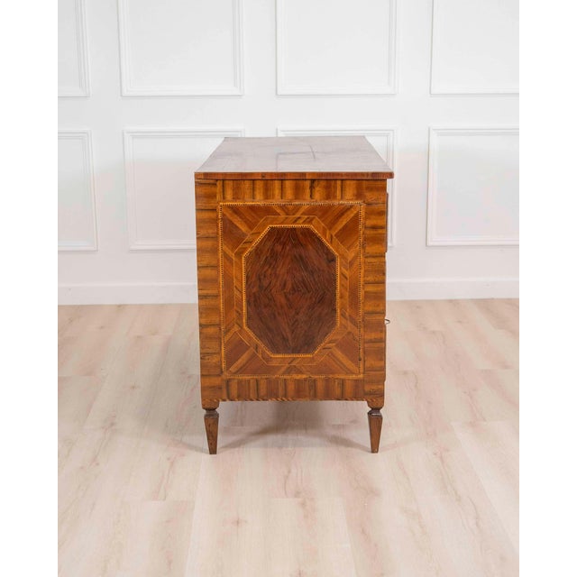 Modenese 18th-century Louis XVI walnut chest of drawers with various woods For Sale - Image 4 of 9
