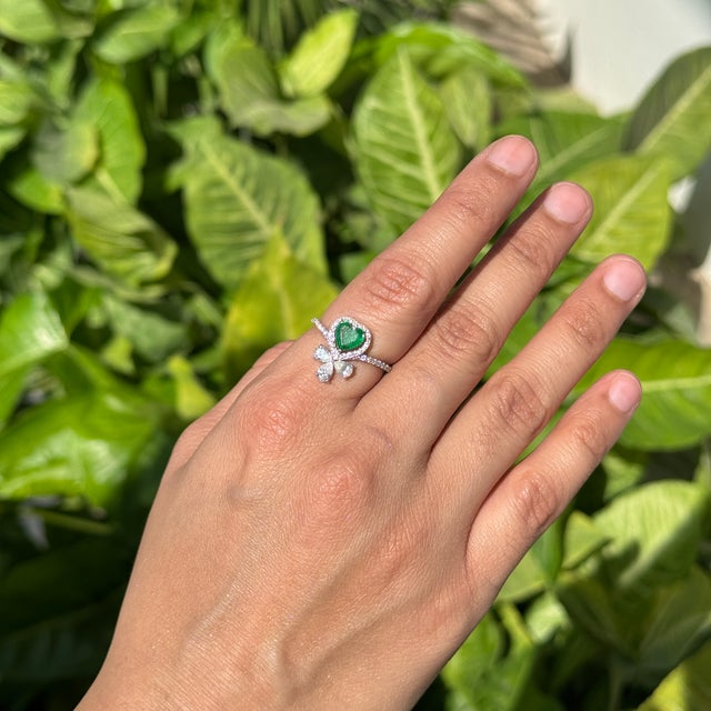 Art Deco Heart Emerald and Diamond Statement Cocktail Ring in 18k Gold Size 4 For Sale - Image 3 of 18