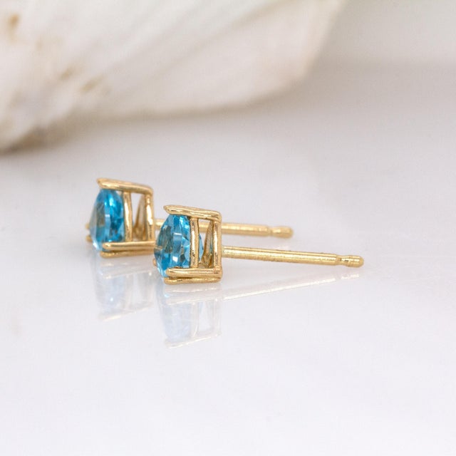 Captivating Swiss Topaz Solitaire Stud Earrings: 14k Solid Gold, Trillion 4mm For Sale In Columbus - Image 6 of 8