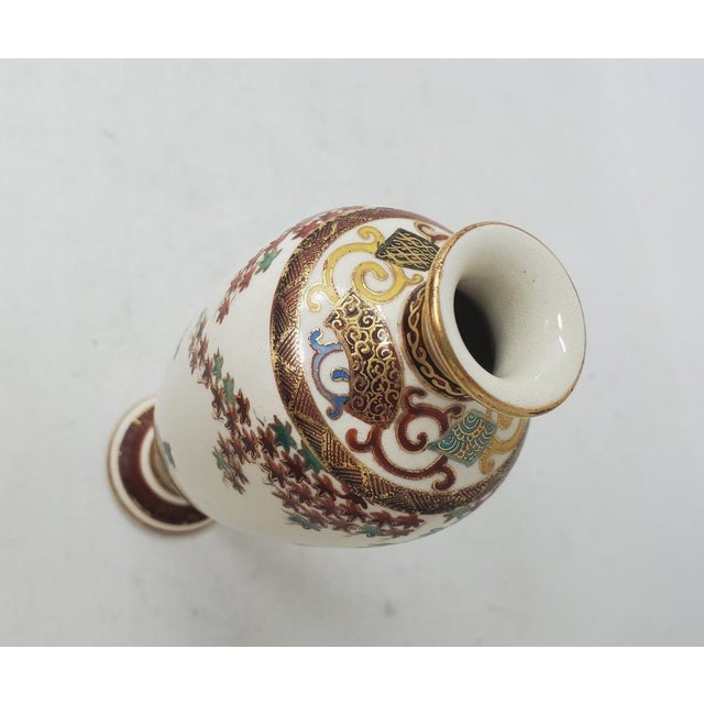 Antique Japanese Satsuma 6" Vase - Late Meiji Era - Geisha - Attendant - Tree - Leaves For Sale - Image 13 of 18