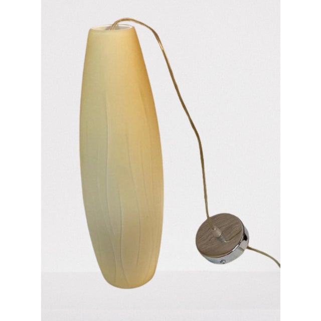 The Tube hanging lamp in yellowish ocher Murano is a striking luminaire that will add a touch of elegance and modernity to...