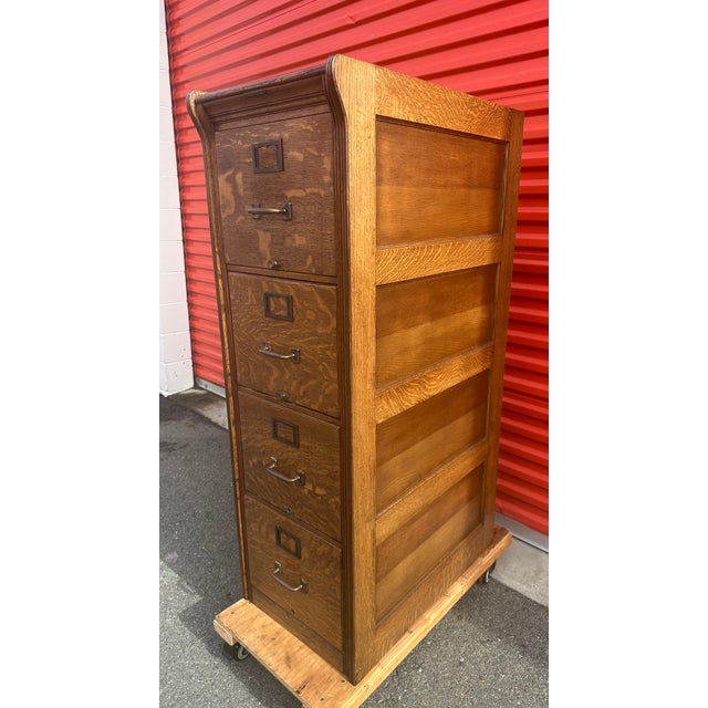 1920s Antique Tiger Oak 4 Drawer Filing Cabinet by Yawman & Frbe MFG Co. For Sale - Image 5 of 17