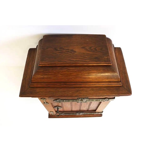Antique Arts and Crafts European Small Wall Cabinet in Oak and Brass, 1900s For Sale - Image 12 of 16