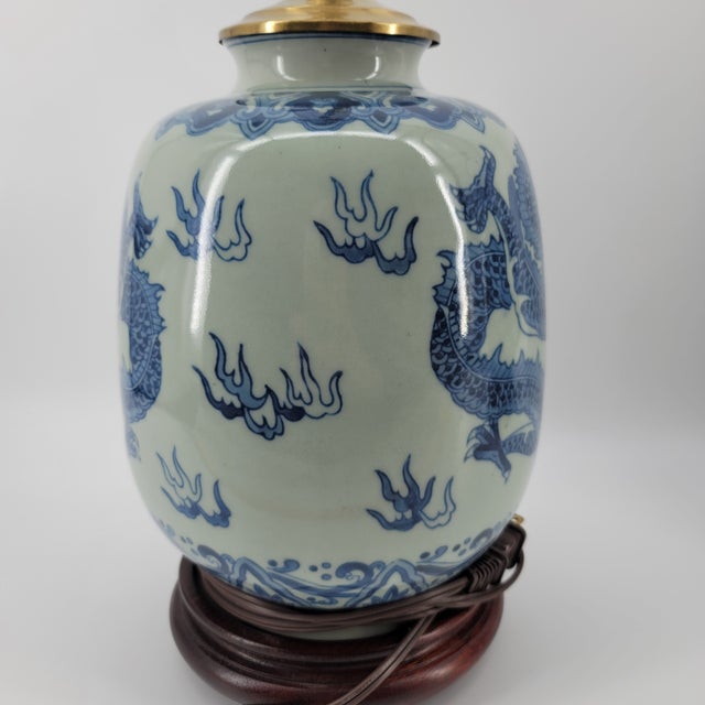 1970s Vintage Chinoiserie Blue and White Dragon Ginger Jar Lamp | Wood Base | Coin Finial For Sale - Image 5 of 7