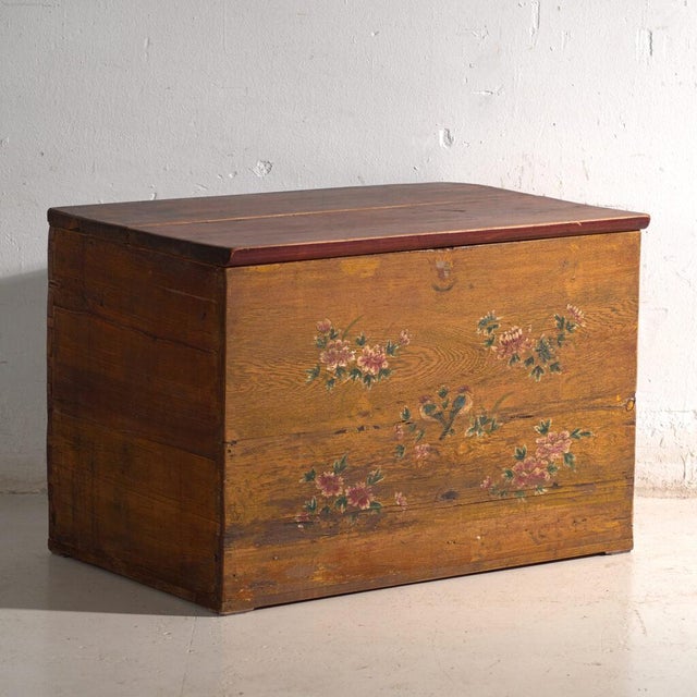 Chinese Trunk with Painted Flowers in Elm, 1900 For Sale - Image 12 of 12