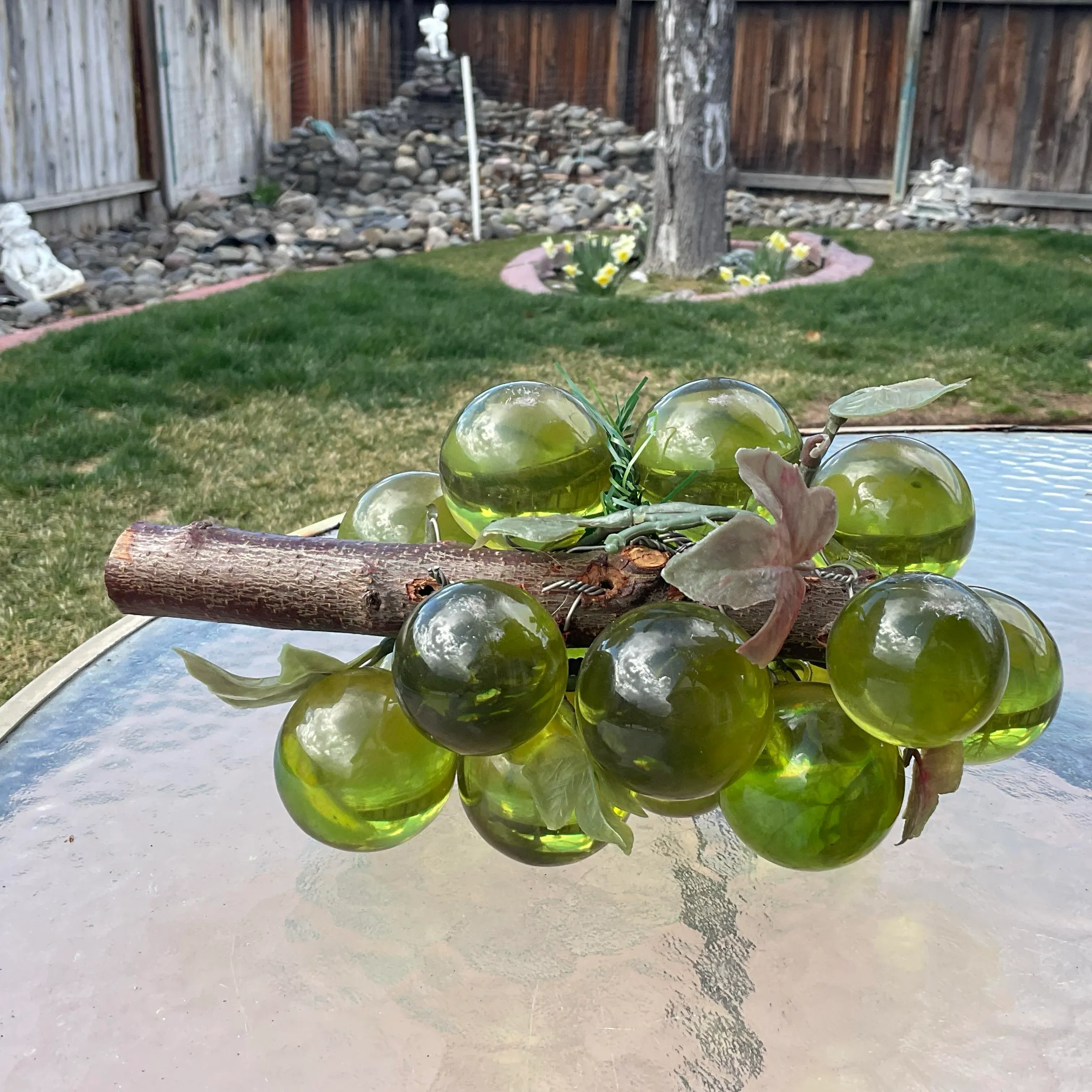 ヴィンテージ　デスク　grape bunch Acrylic Bunch of Grapes, Circa 1960 | Chairish