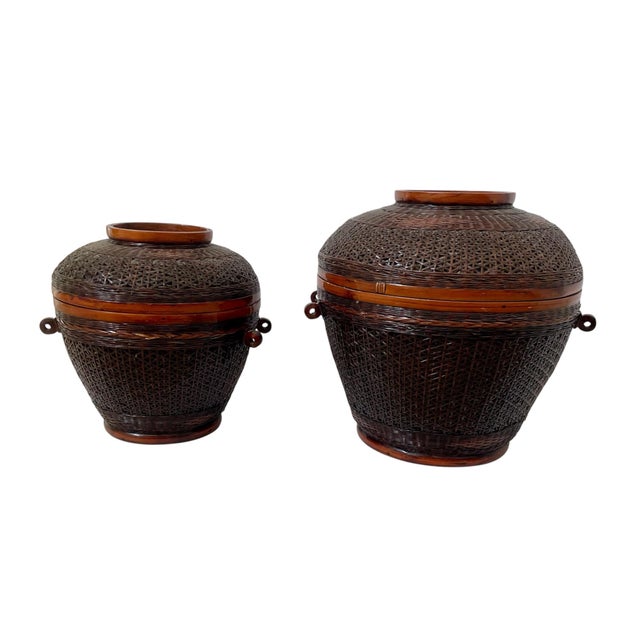 Chinoiserie Vintage 2 Shanghai Handicrafts Bamboo Woven Round Storage Baskets W/ Lids 9.5 & 7.5”h For Sale - Image 3 of 10