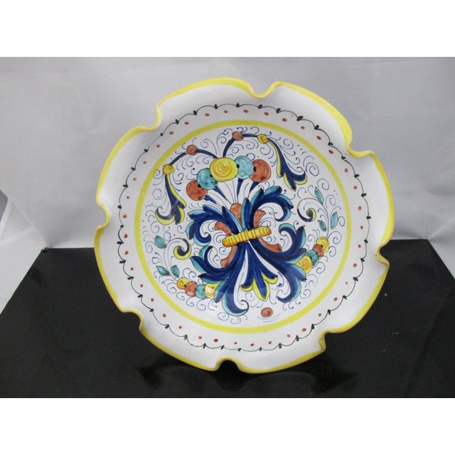 Early 20th Century Deruta Italian Colorful Majolica Pottery Scalloped Rim Pedestal Fruit Bowl For Sale - Image 5 of 9