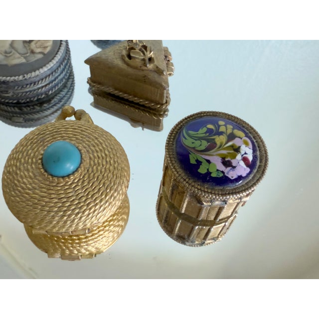 Gold Vintage 1960s Estée Lauder Gold Tone Rope Motif Turquoise Resin Solid Perfume Compact For Sale - Image 8 of 9