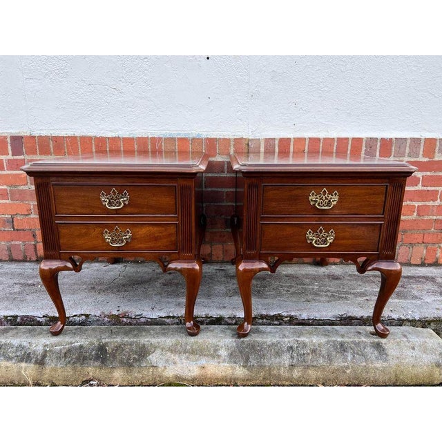 Thomasville Late 20th Century Pair of Vintage Thomasville Queen Anne Style Solid Cherry 2 Drawer Nightstands With Glass Top For Sale - Image 4 of 11