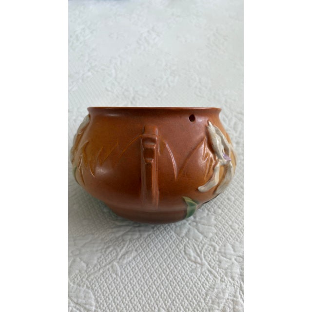 1930s 1939 Roseville Pottery Hanging Basket Planter in Iris Pattern 647-5" For Sale - Image 5 of 7