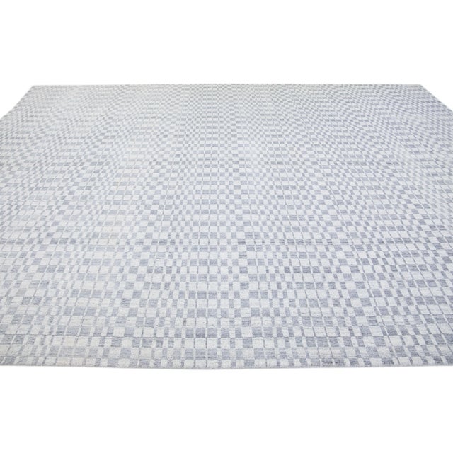 2010s 2010s Modern Seamless Designed Wool & Silk Rug in Gray For Sale - Image 5 of 7