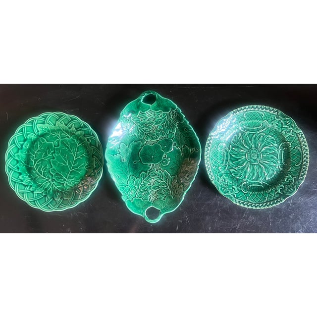 Antique English Green Majolica Bread Basket and Wall Plates- Set of 3 For Sale - Image 13 of 16