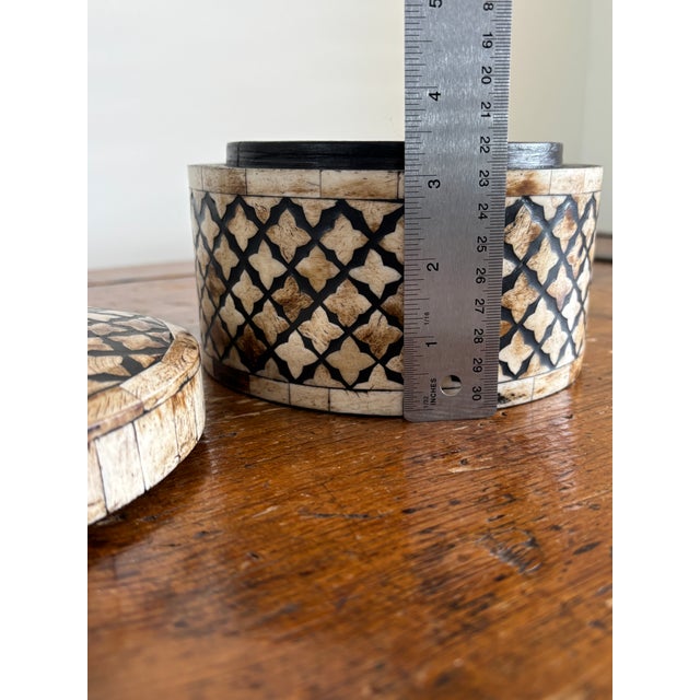 Onyx Maitland-Smith Tessellated Bone Lidded Box- Lattice Round Accent For Sale - Image 8 of 8