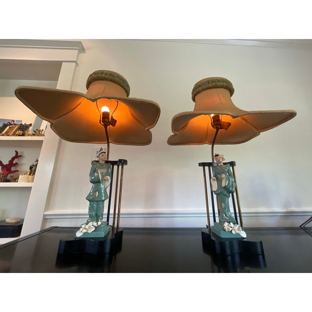 Mid-Century Modern Set of 2 Vintage Chinoiserie Figural Lamps by Walter Wilson "The Queen & the Groom" For Sale - Image 3 of 10