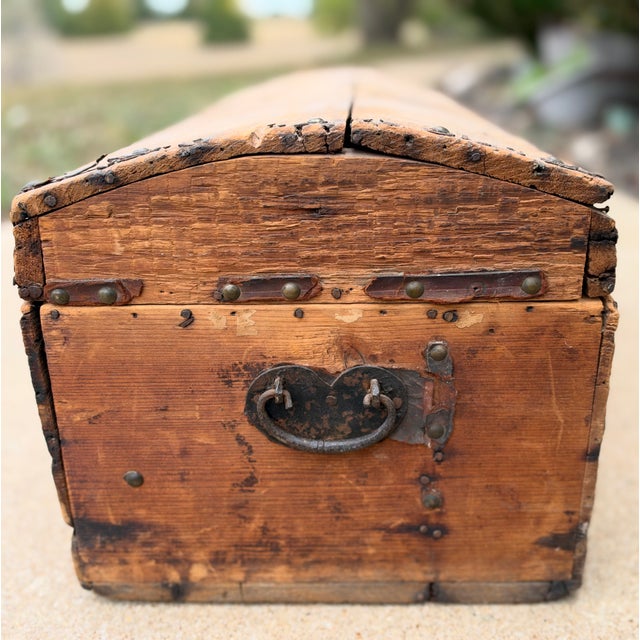 Early American Humpback Stagecoach Travel Trunk c.1850-1880 For Sale - Image 10 of 18